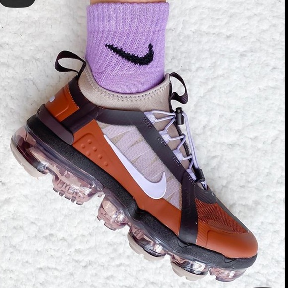 NEW WOMENS NIKE AIR VAPORMAX UTILITY Size 8 Cinnamon/Purple Agate-Burgundy Ash - Picture 4 of 17